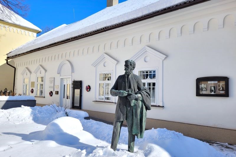 Tatrín, v popredí socha Ľudovíta Štúra