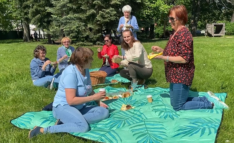 Piknik w ogrodzie galerii
