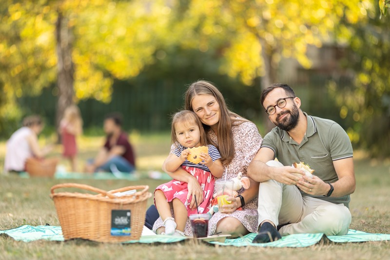 Piknik w ogrodzie galerii