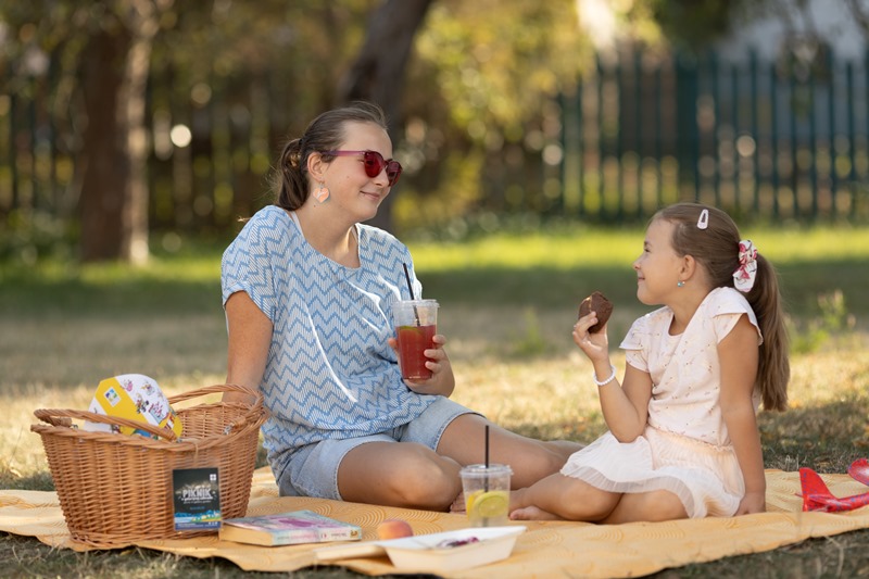Piknik w ogrodzie galerii