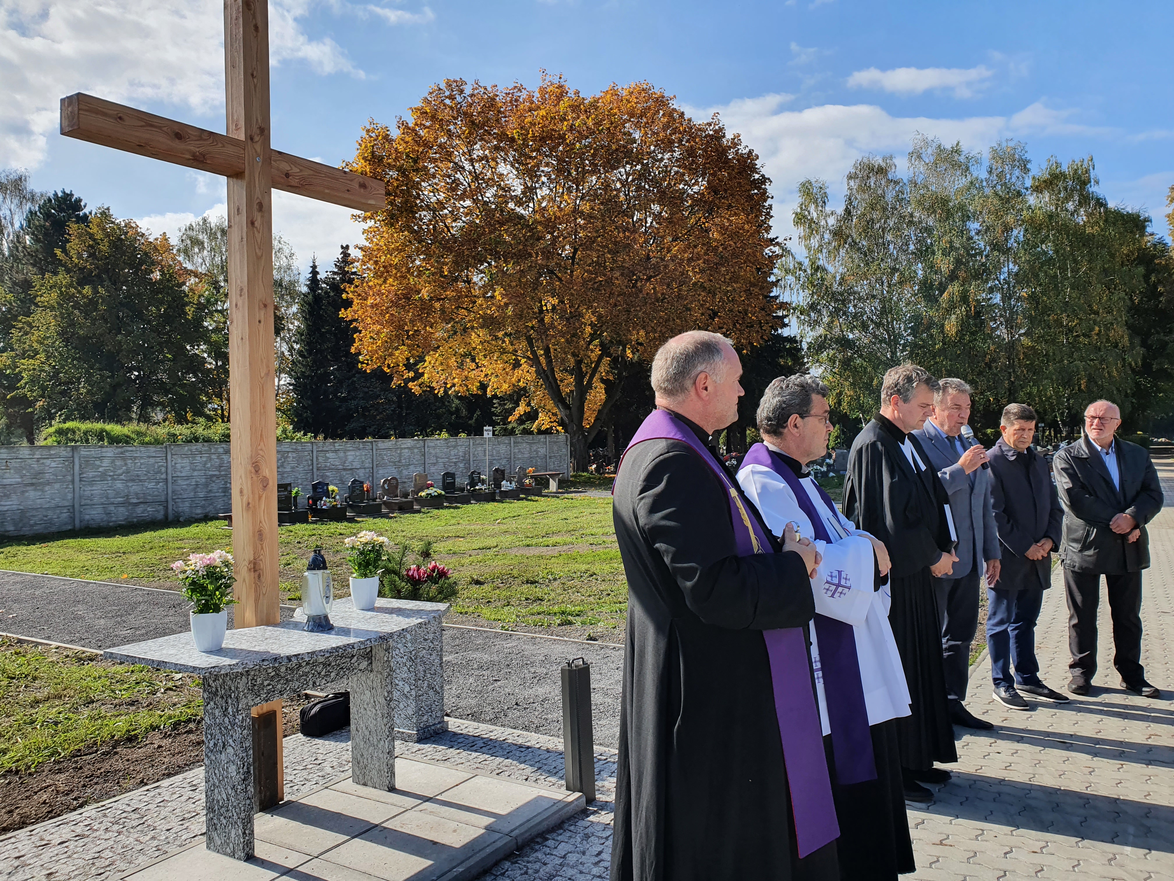 V rozšírenej časti Vrbického cintorína dnes posvätili drevený kríž