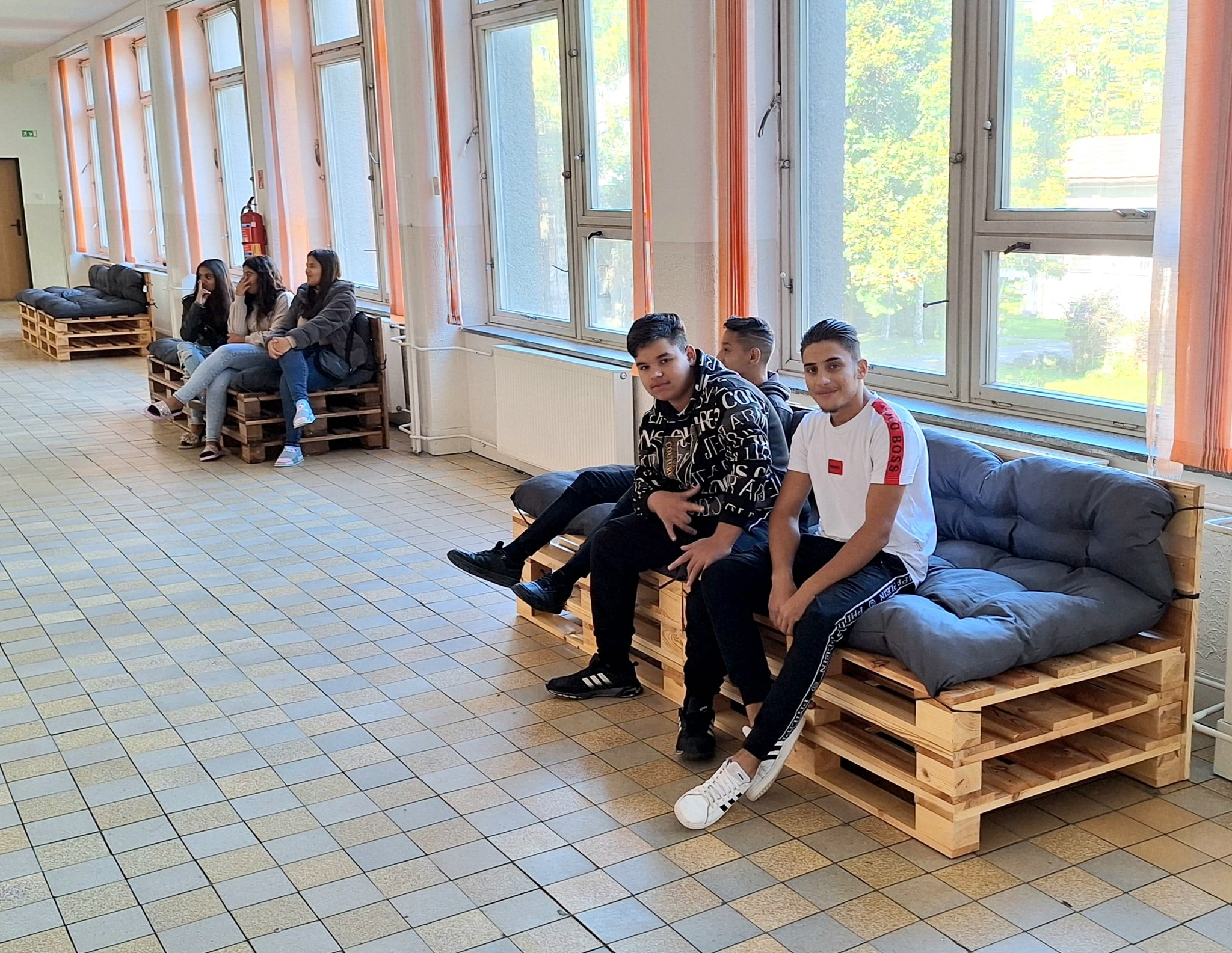 Žiaci na ZŠ Stodolu relaxujú na nových sedačkách