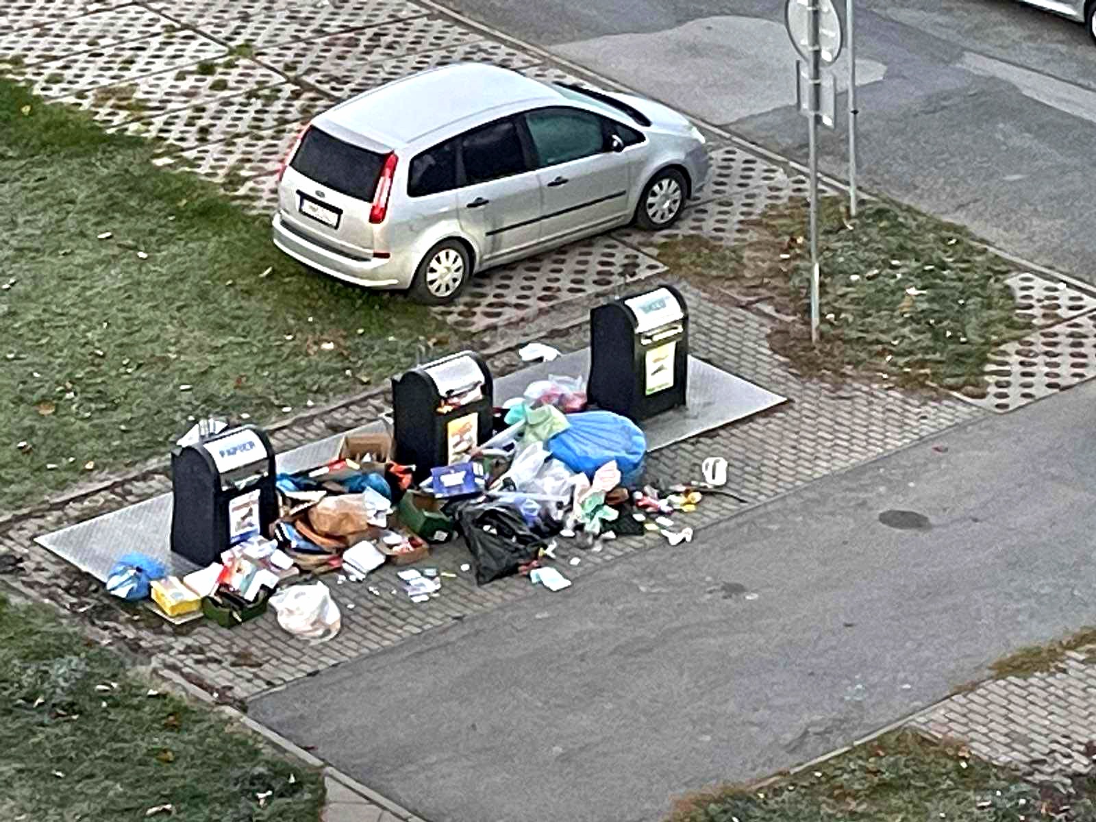 Odpad pri kontajneroch je čierna skládka