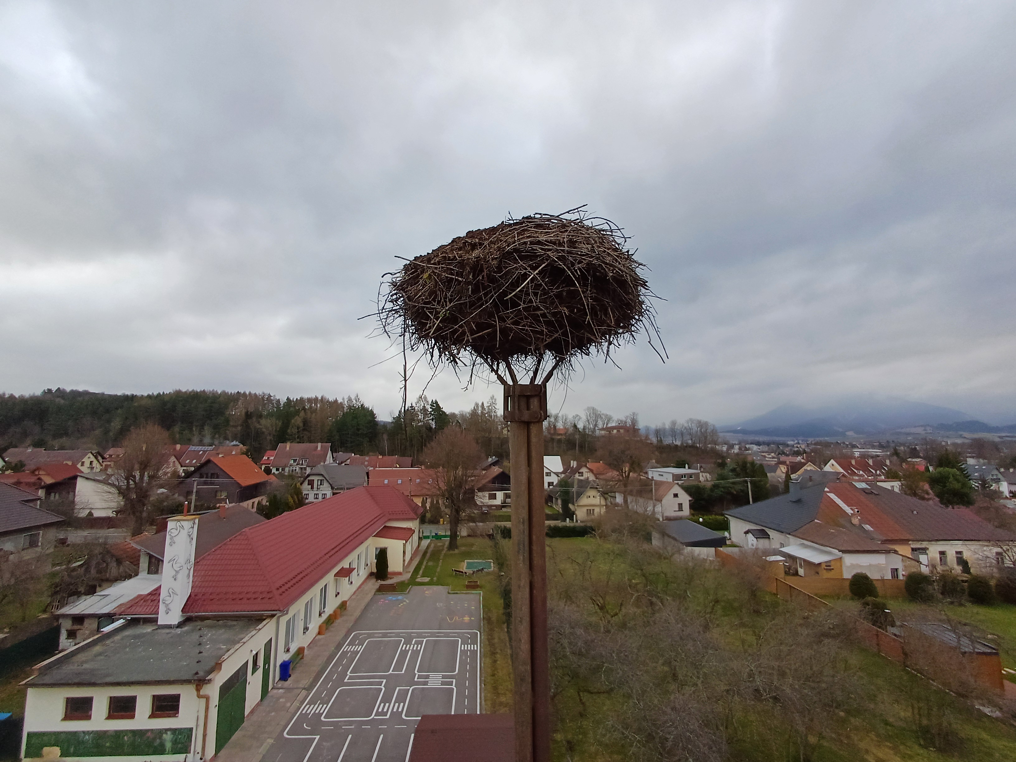 Bociany môžu priletieť, v ondrašovskej škôlke ich čaká vyčistené hniezdo