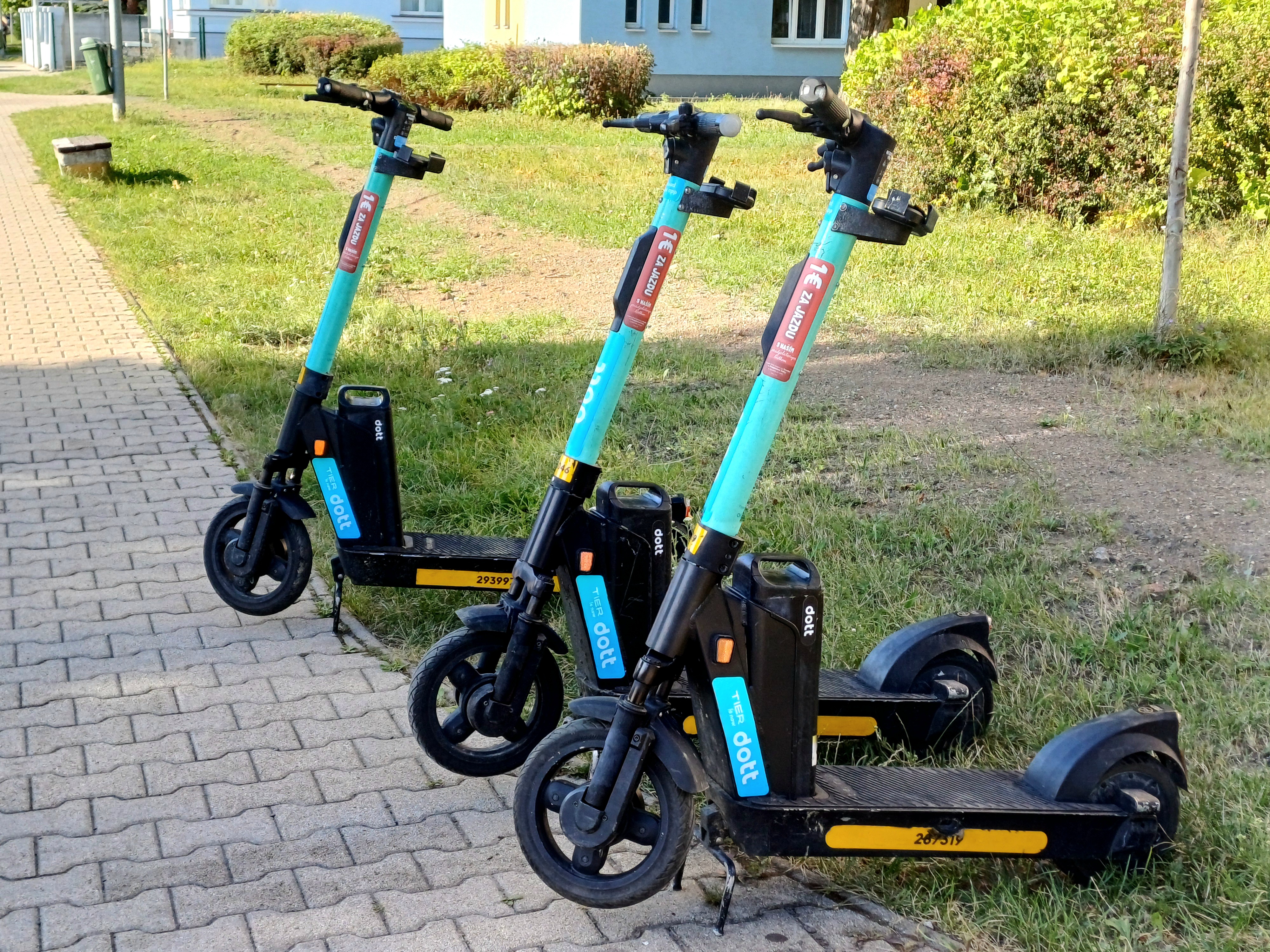 Zdieľané kolobežky fungujú v našom meste už mesiac, zaviedli sme nové bezpečnostné pravidlá