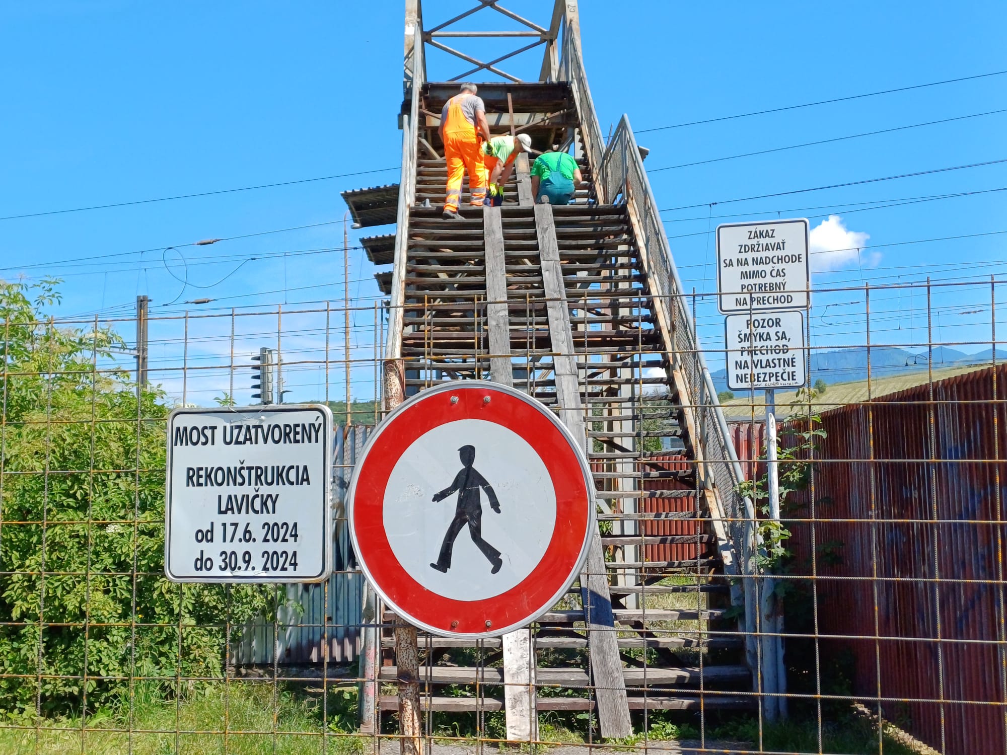 Nehazardujte so svojimi životmi, neprebiehajte cez trať a použite obchádzku!