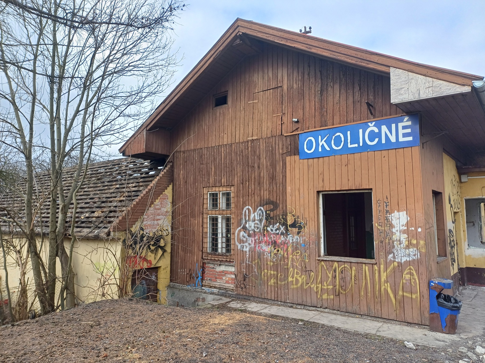 Železnice búrajú objekt zastávky v Okoličnom, pre cestujúcich postavia prístrešok