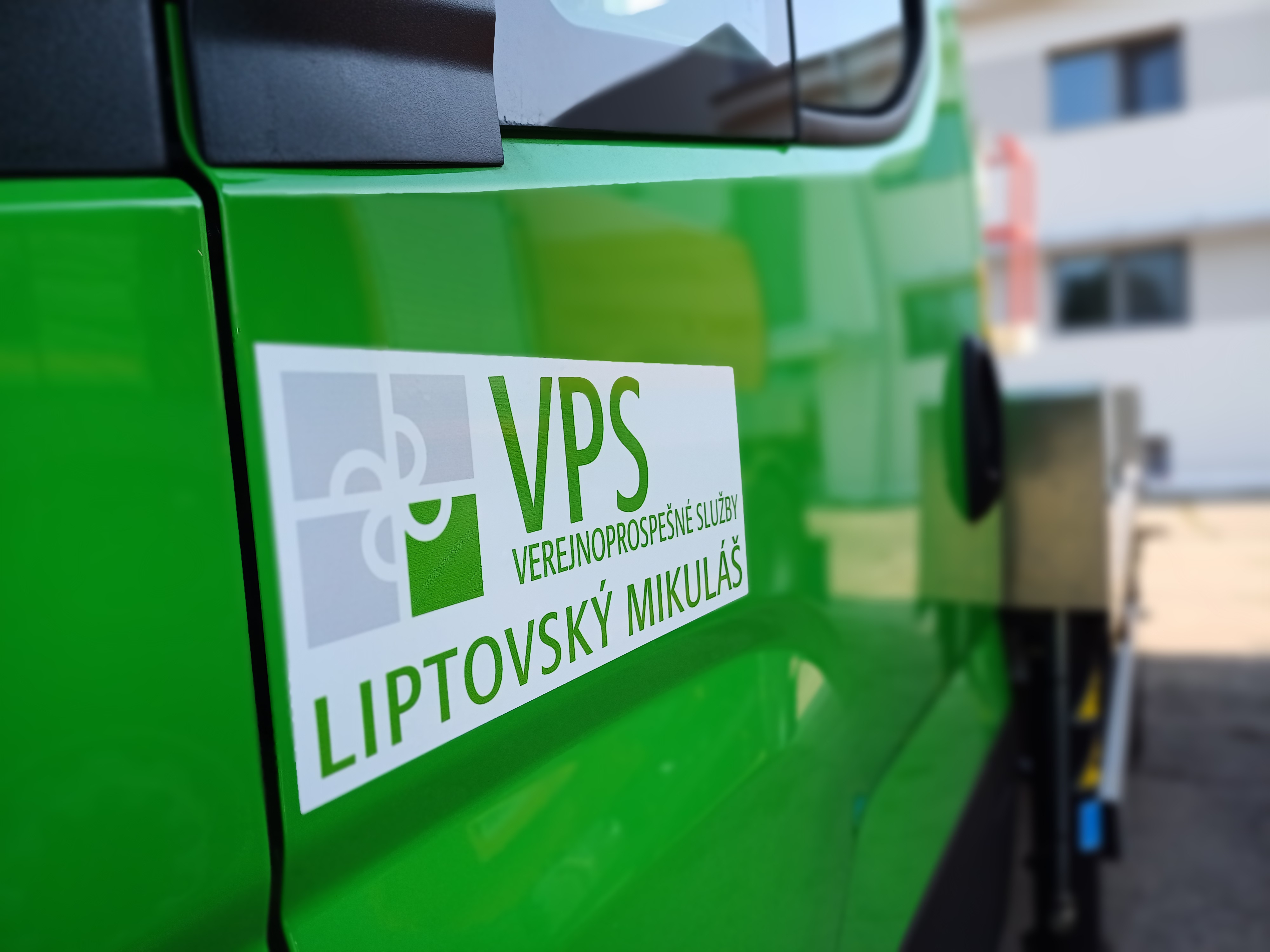 Mikulášanom začína slúžiť nové polievacie auto a vysokozdvižná plošina
