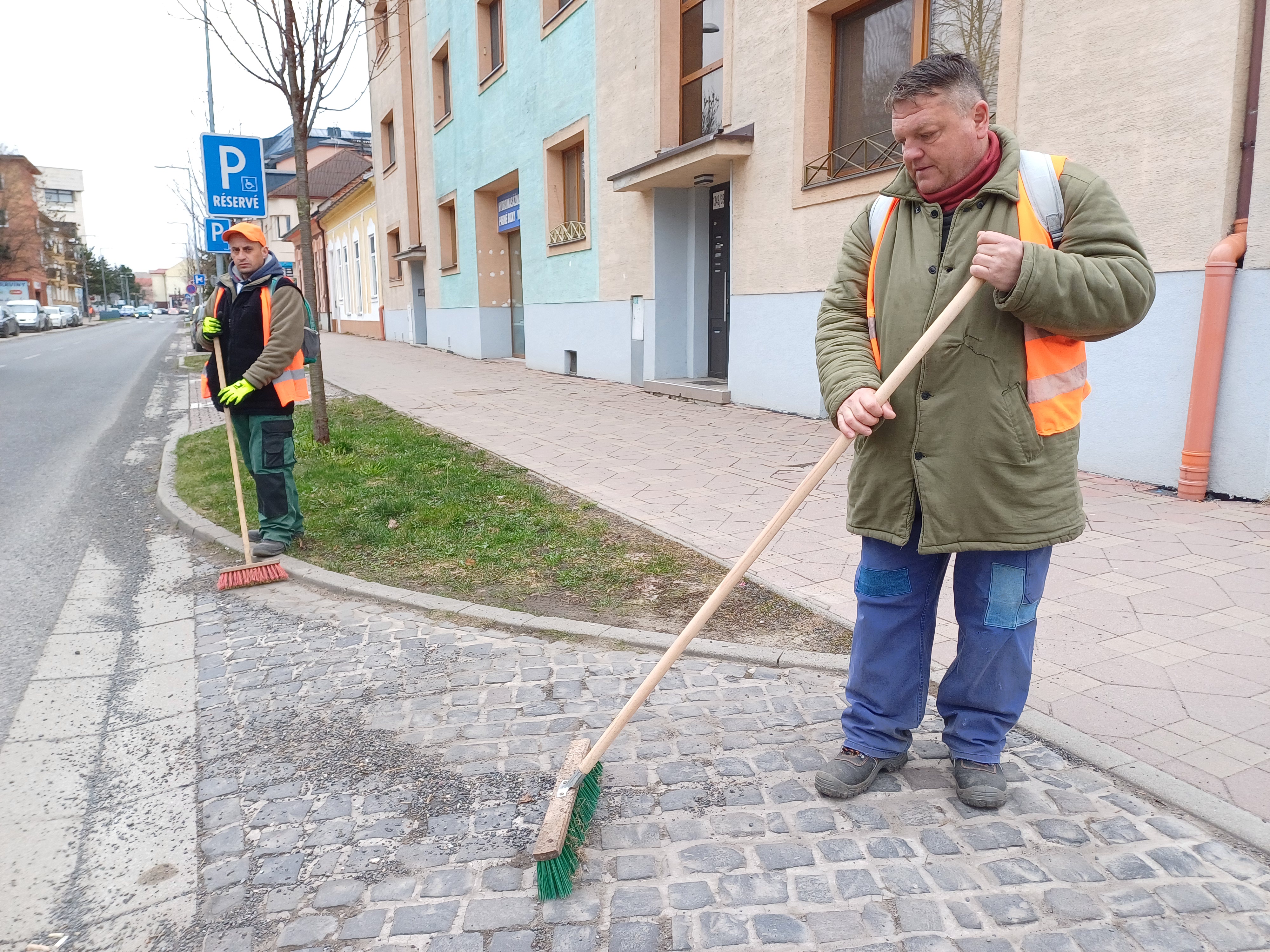 Čaká ich  čistenie 160 kilometrov ciest  a chodníkov