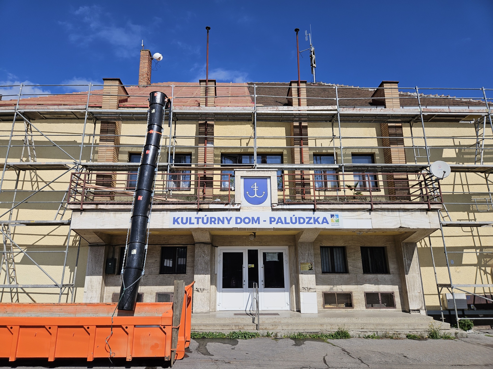 Začala sa rekonštrukcia strechy kulturáku v Palúdzke