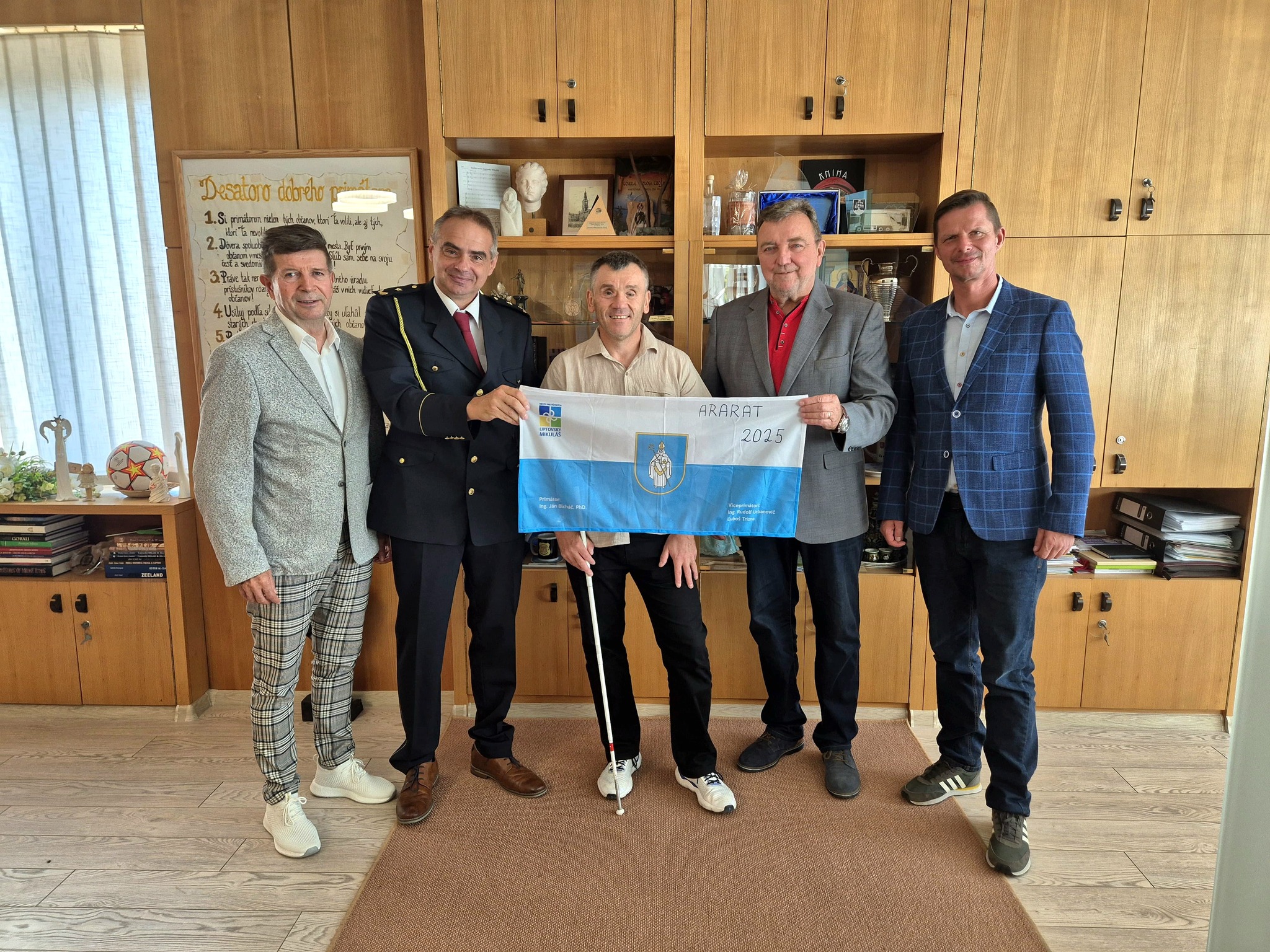 Nevidiaci Mikulášan vystúpil na Ararat
