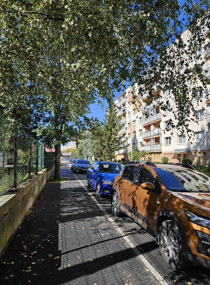 Rekonštrukcia chodníka na Agátovej je dokončená