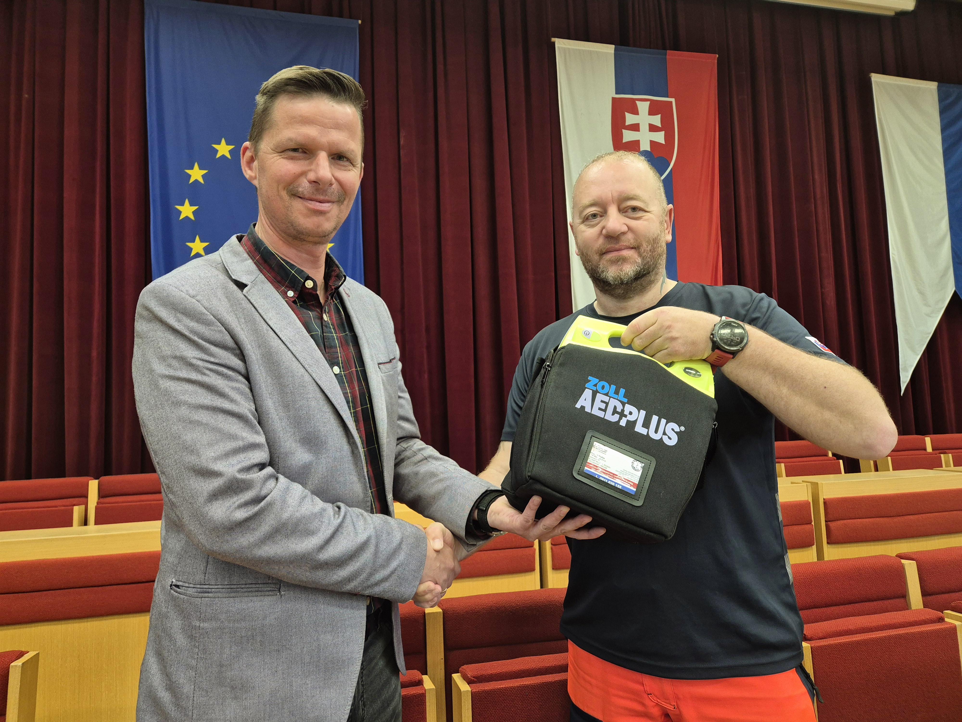 Štyri nové defibrilátory môžu Mikulášanom zachrániť život