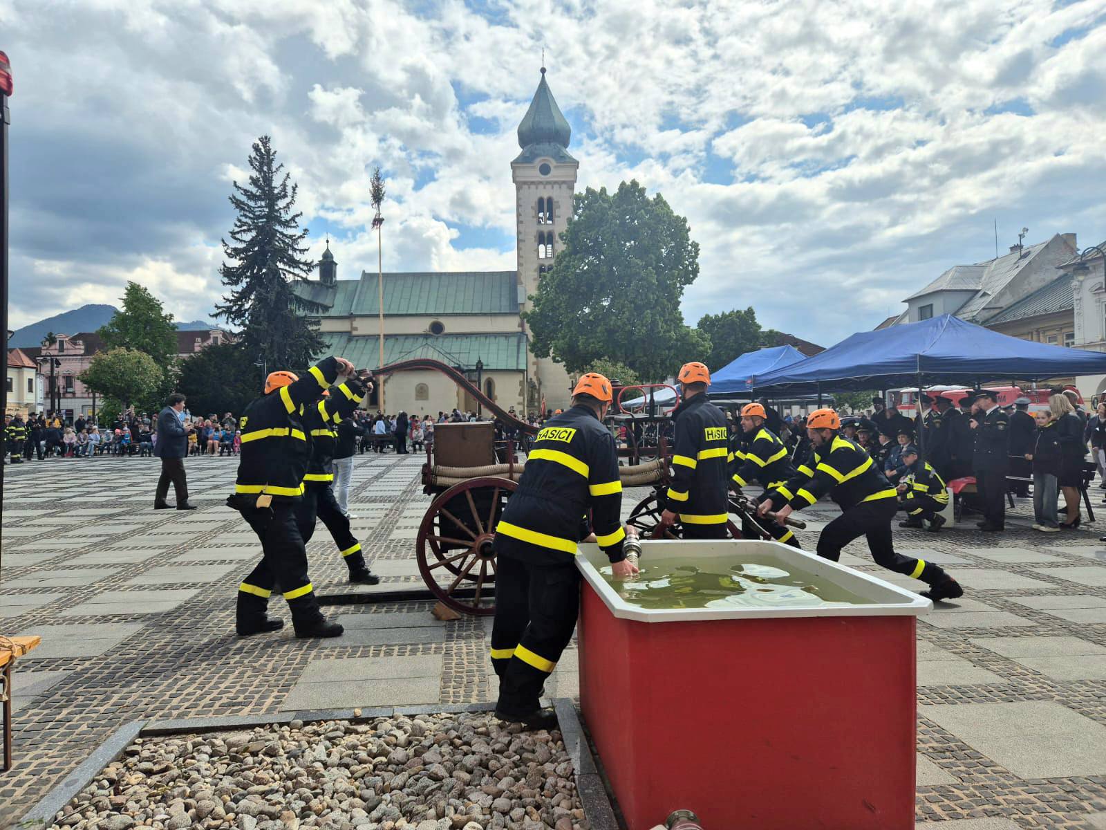 Na oslavách storočnice predviedli historickú ručnú striekačku 