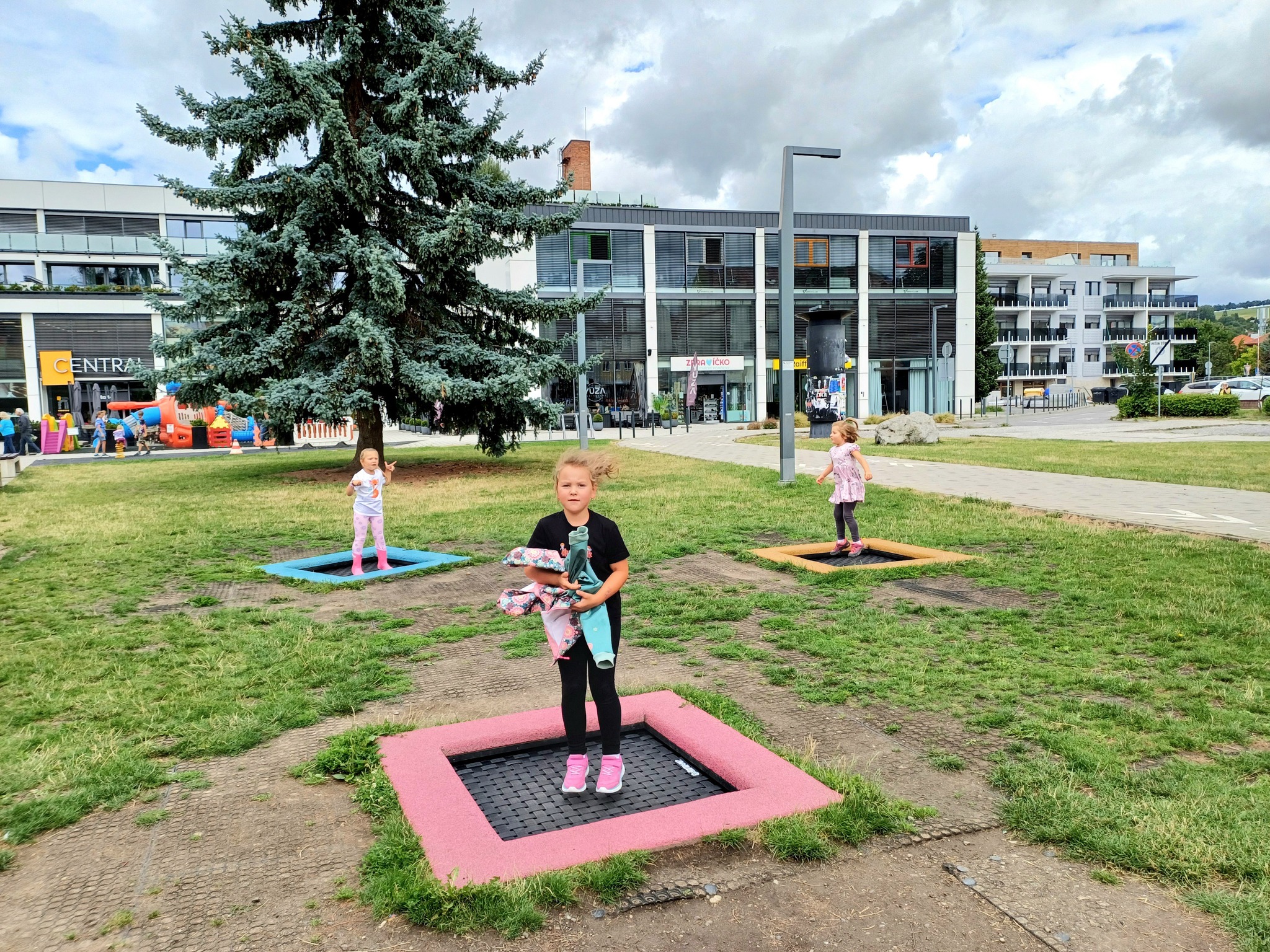 Deti sa tešia z obnovených trampolín