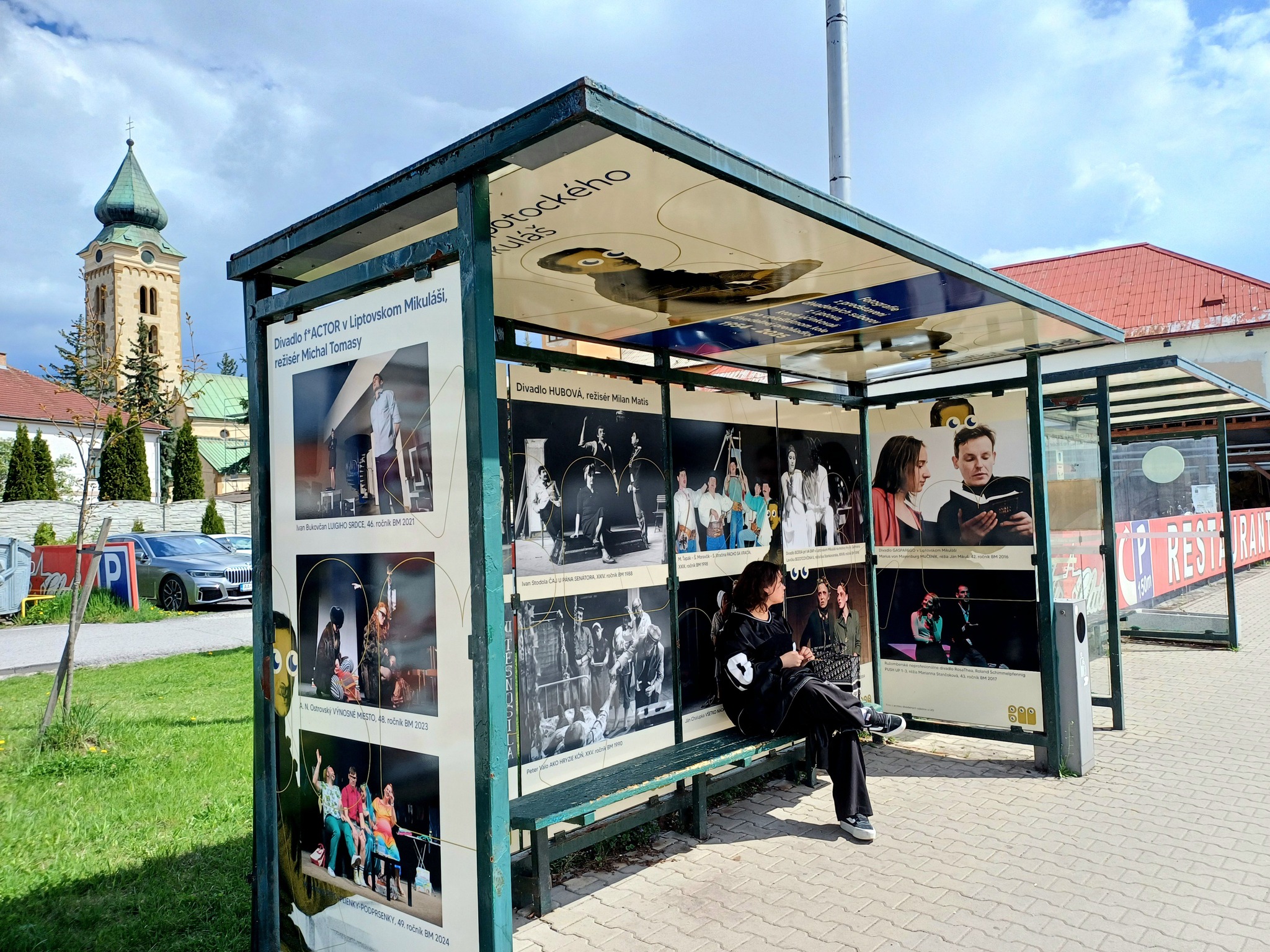 Divadelníci zdobia zastávku na Garbiarskej ulici