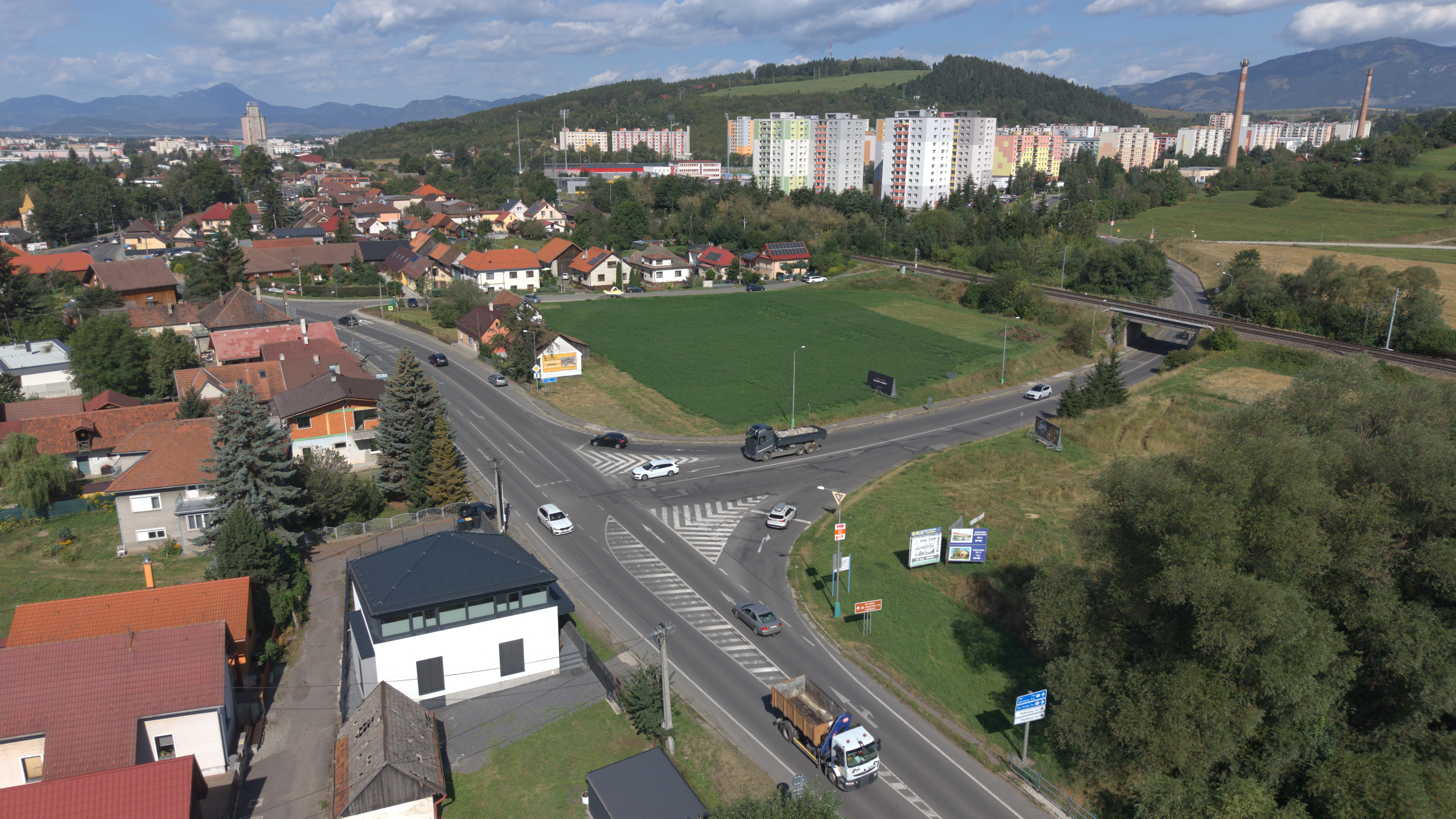 Dočasný kruhový objazd v Okoličnom vyznačia v stredu v noci