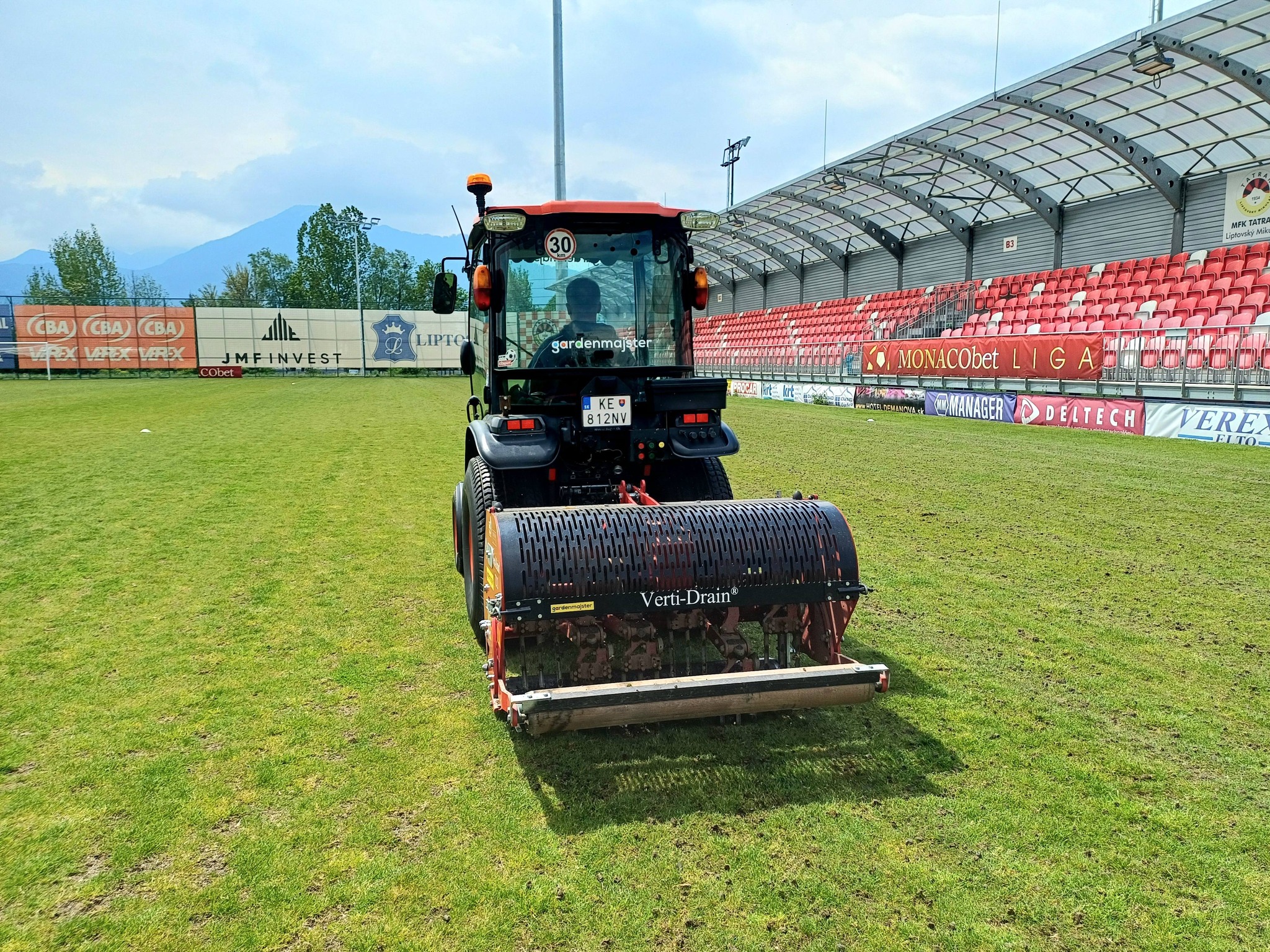 Rekultivujú trávnik mestského futbalového štadióna