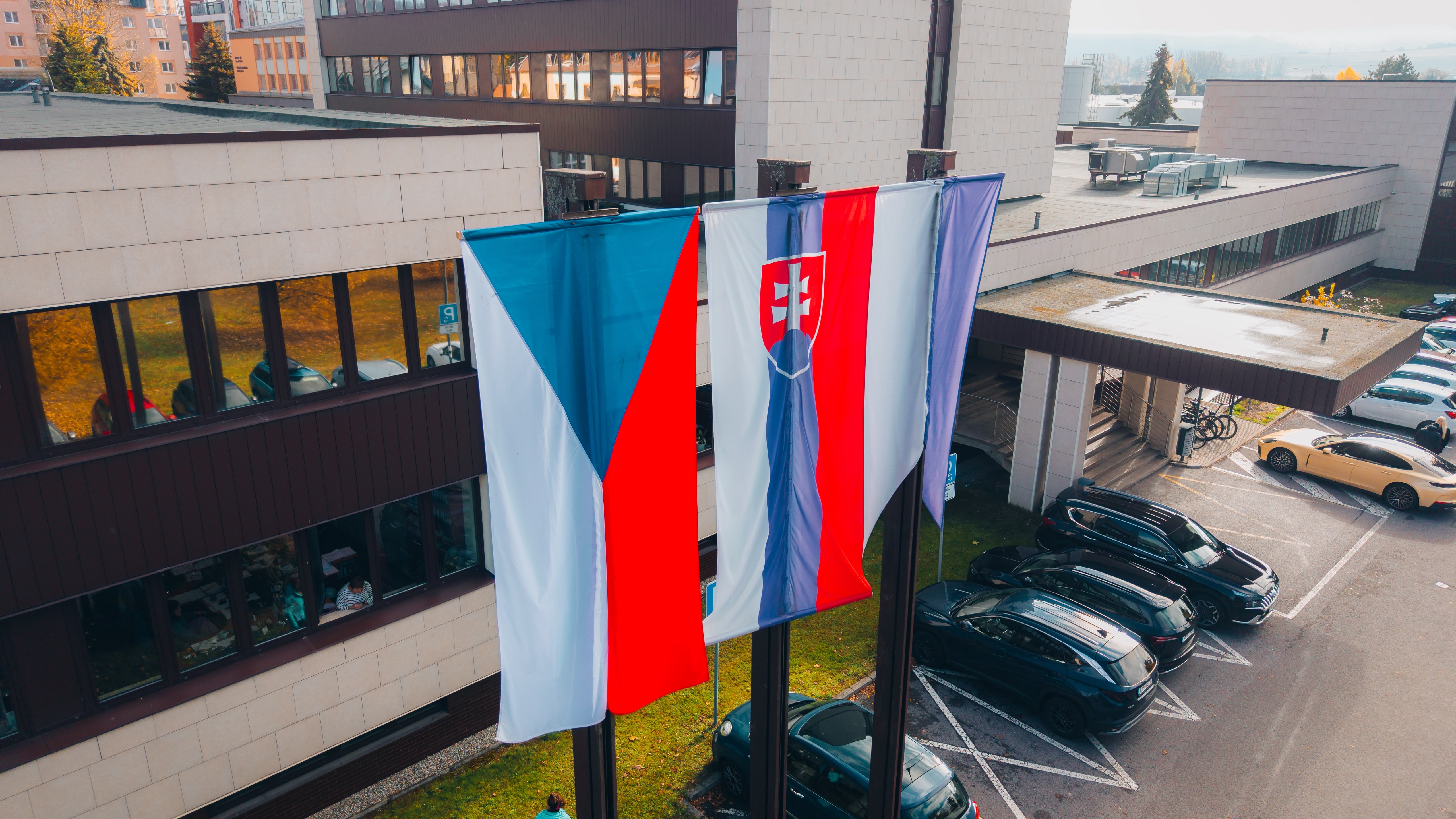 Česká vlajka pred mestským úradom je vyvesená