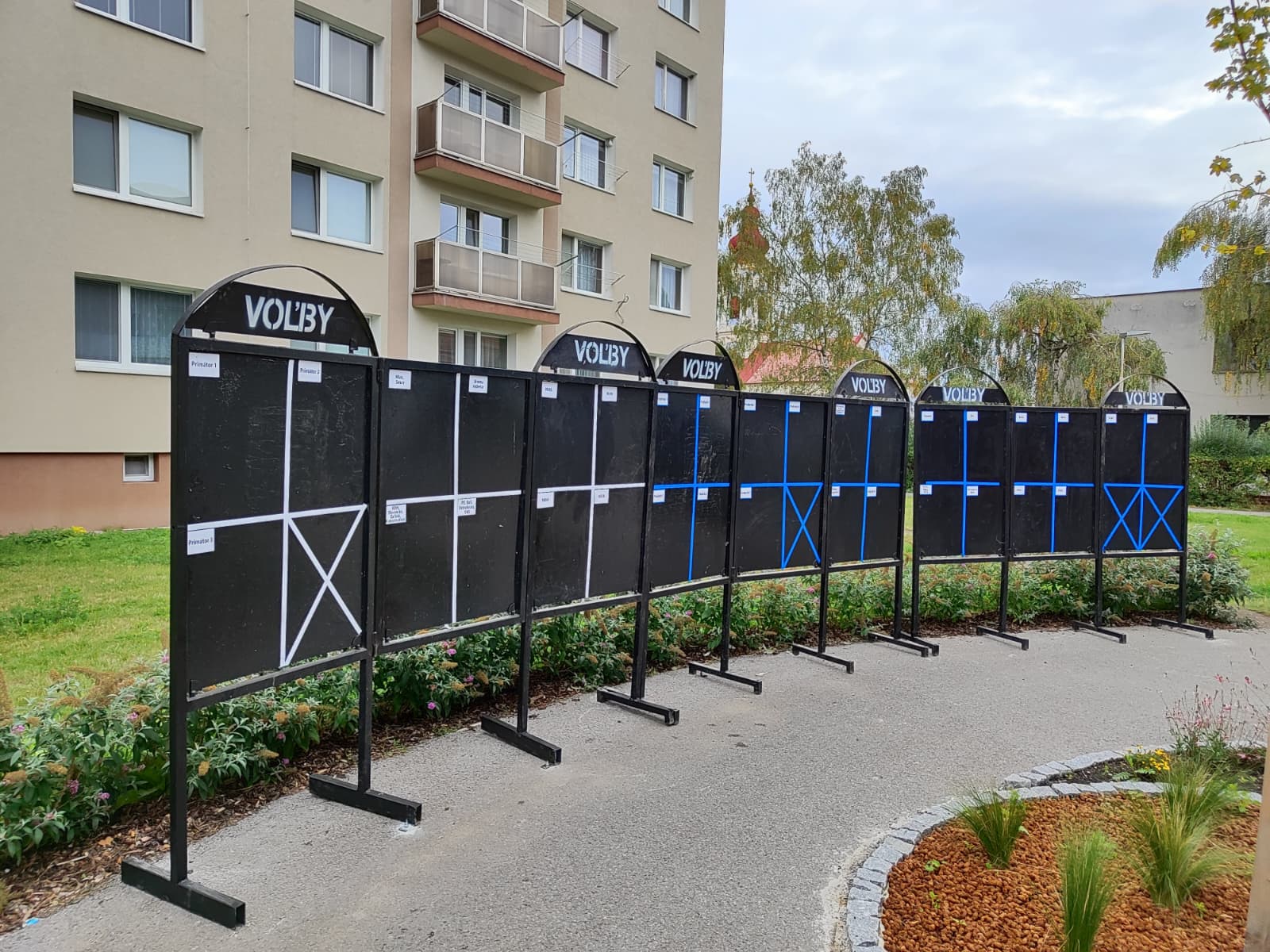  Volebné plagáty patria len na vyhradené plochy
